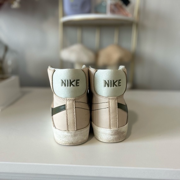 Nike Blazer Mid 77’ - Picture 2 of 4